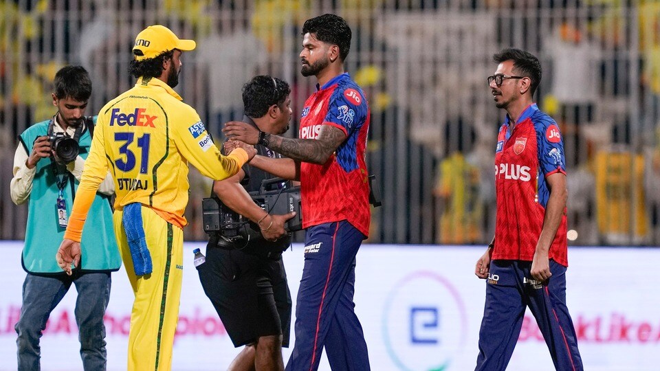 <p>చివర్లో మార్కస్ స్టోయినిస్, శశాంక్ సింగ్ క్రీజులో ఉండి మరో 8 బంతులు మిగిలి ఉండగానే విజయాన్ని ఖరారు చేశారు. చెన్నై బౌలర్లు ప్రయత్నించినప్పటికీ, బ్యాటింగ్‌కు సహకరిస్తున్న పిచ్‌పై పంజాబ్ హిట్టర్లను అడ్డుకోలేకపోయారు. మెరుపు ఇన్నింగ్స్ ఆడిన ప్రియాన్ష్ ఆర్యకు 'ప్లేయర్ ఆఫ్ ది మ్యాచ్' అవార్డు లభించింది.</p>(PTI)