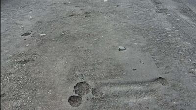 Cracks on Jagraon bridge in Ludhiana on Sunday. (Manish/HT) Cracks on Jagraon bridge in Ludhiana on Sunday. (Manish/HT)