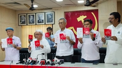 'বিকল্প ইস্তেহার' প্রকাশ বামফ্রন্টের (সৌজন্যে টুইটার) 'বিকল্প ইস্তেহার' প্রকাশ বামফ্রন্টের (সৌজন্যে টুইটার)