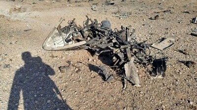 5 अप्रैल, 2026 को ईरान की इस्लामिक रिवोल्यूशनरी गार्ड कॉर्प्स (आईआरजीसी) की आधिकारिक वेबसाइट सेपाह न्यूज द्वारा प्रदान की गई यह हैंडआउट तस्वीर कथित तौर पर मध्य ईरान में लक्षित और दुर्घटनाग्रस्त विमान के मलबे और अवशेषों को दिखाती है। आईआरजीसी ने कहा कि एक अमेरिकी विमान जो लापता अमेरिकी लड़ाकू विमान के चालक दल के सदस्य की तलाश कर रहा था, नष्ट हो गया है। अमेरिकी राष्ट्रपति डोनाल्ड ट्रंप ने पहले कहा था कि ईरान के अंदर दुर्घटनाग्रस्त हुए अमेरिकी फाइटर जेट का दूसरा क्रू सदस्य था "सही - सलामत" अब। पायलट को शुक्रवार को ही बचा लिया गया था. (फोटो: सिपाह न्यूज/एएफपी के माध्यम से आईआरजीसी) 5 अप्रैल, 2026 को ईरान की इस्लामिक रिवोल्यूशनरी गार्ड कॉर्प्स (आईआरजीसी) की आधिकारिक वेबसाइट सेपाह न्यूज द्वारा प्रदान की गई यह हैंडआउट तस्वीर कथित तौर पर मध्य ईरान में लक्षित और दुर्घटनाग्रस्त विमान के मलबे और अवशेषों को दिखाती है। आईआरजीसी ने कहा कि एक अमेरिकी विमान जो लापता अमेरिकी लड़ाकू विमान के चालक दल के सदस्य की तलाश कर रहा था, नष्ट हो गया है। अमेरिकी राष्ट्रपति डोनाल्ड ट्रंप ने पहले कहा था कि ईरान के अंदर दुर्घटनाग्रस्त हुए अमेरिकी फाइटर जेट का दूसरा क्रू सदस्य था "सही - सलामत" अब। पायलट को शुक्रवार को ही बचा लिया गया था. (फोटो: सिपाह न्यूज/एएफपी के माध्यम से आईआरजीसी)