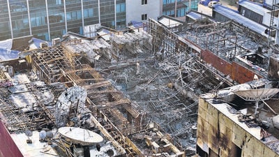 Massive fire broke out in Kamala Mills on December 29, 2017, claiming 14 lives and injuring 55 people. (Anshuman Poyrekar/HT Photo) Massive fire broke out in Kamala Mills on December 29, 2017, claiming 14 lives and injuring 55 people. (Anshuman Poyrekar/HT Photo)