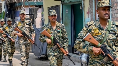 কোচবিহারে আগ্নয়াস্ত্র-সহ ২ দুষ্কৃতীকে ধরে বিএসএফ (PTI) কোচবিহারে আগ্নয়াস্ত্র-সহ ২ দুষ্কৃতীকে ধরে বিএসএফ (PTI)