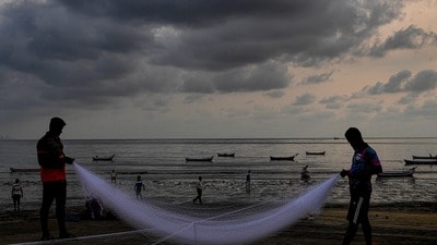 ইরান যুদ্ধের জেরে বিপাকে মৎস্যজীবীরা (PTI) ইরান যুদ্ধের জেরে বিপাকে মৎস্যজীবীরা (PTI)