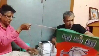 অপসারিত সরকারি কর্মীর নাম অতনু চক্রবর্তী। অপসারিত সরকারি কর্মীর নাম অতনু চক্রবর্তী।
