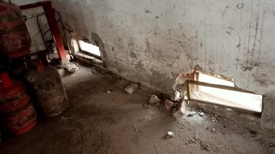 The LPG godown at Karuna LPG Agency in Lakhimpur Kheri’s Palia from where 108 cylinders were stolen. (HT photo) The LPG godown at Karuna LPG Agency in Lakhimpur Kheri’s Palia from where 108 cylinders were stolen. (HT photo)