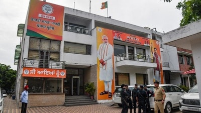 গত ১ এপ্রিল বিকেল ৫টা নাগাদ চণ্ডীগড়ের সেক্টর ৩৭-এ অবস্থিত বিজেপি অফিসের বাইরে বোমা বিস্ফোরণ ঘটেছিল। গত ১ এপ্রিল বিকেল ৫টা নাগাদ চণ্ডীগড়ের সেক্টর ৩৭-এ অবস্থিত বিজেপি অফিসের বাইরে বোমা বিস্ফোরণ ঘটেছিল।