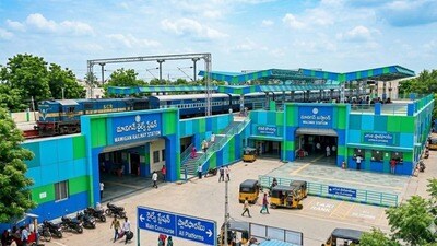 <p>MAVIGUN పేరుతో క్యాపిటల్ డిక్లేర్ చేస్తే బాగుండేదని వైఎస్ జగన్ అభిప్రాయపడ్డారు. మచిలీపట్నం టూ విజయవాడ 70 కి.మీ, విజయవాడ టూ గుంటూరు 40 కి.మీ.. ఈ మొత్తం 110 కి.మీ హైవే ఇప్పటికే ఉంది. ఈ హైవేకు అటు, ఇటు క్యాపిటల్ కారిడార్ కింద డిక్లేర్ చేస్తే గ్రోత్ ఇంజిన్ తయారవుతుందని వైఎస్ జగన్ చెప్పుకొచ్చారు.</p> <p>MAVIGUN పేరుతో క్యాపిటల్ డిక్లేర్ చేస్తే బాగుండేదని వైఎస్ జగన్ అభిప్రాయపడ్డారు. మచిలీపట్నం టూ విజయవాడ 70 కి.మీ, విజయవాడ టూ గుంటూరు 40 కి.మీ.. ఈ మొత్తం 110 కి.మీ హైవే ఇప్పటికే ఉంది. ఈ హైవేకు అటు, ఇటు క్యాపిటల్ కారిడార్ కింద డిక్లేర్ చేస్తే గ్రోత్ ఇంజిన్ తయారవుతుందని వైఎస్ జగన్ చెప్పుకొచ్చారు.</p>