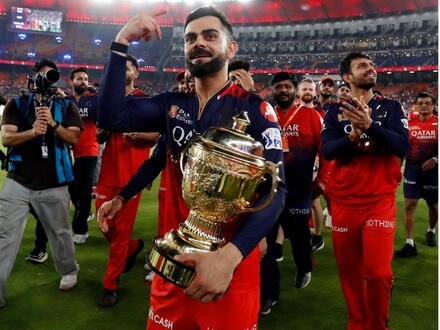 <p>ఇండియన్ ప్రీమియర్ లీగ్ (ఐపీఎల్​) కేవలం క్రికెట్ మైదానానికే పరిమితం కాకుండా, భారత ఆర్థిక వ్యవస్థను శాసించే ఒక శక్తివంతమైన 'ఎకనామిక్ ఇంజిన్'గా అవతరించింది. కోటక్ మ్యూచువల్ ఫండ్ విడుదల చేసిన తాజా నివేదిక ప్రకారం, ఐపీఎల్ వ్యాపార సామ్రాజ్యం విలువ 2025 ఆర్థిక సంవత్సరం నాటికి 18 బిలియన్ డాలర్లకు<strong> (</strong>సుమారు  <span class='webrupee'>₹</span>1.6 లక్షల కోట్లు<strong>)</strong> చేరుకుంది.</p>