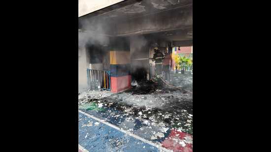 A gas cylinder exploded while fire personnel safely removed another, preventing further escalation. (HT)