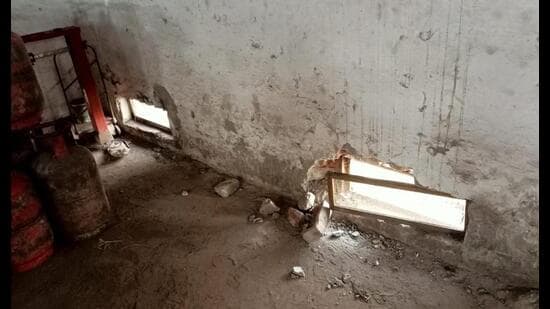 The LPG storeroom at Karuna LPG Agency in Lakhimpur Kheri’s Palia from where 108 cylinders were stolen (HT Photo)