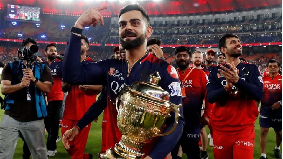 <p>ఇండియన్ ప్రీమియర్ లీగ్ (ఐపీఎల్​) కేవలం క్రికెట్ మైదానానికే పరిమితం కాకుండా, భారత ఆర్థిక వ్యవస్థను శాసించే ఒక శక్తివంతమైన 'ఎకనామిక్ ఇంజిన్'గా అవతరించింది. కోటక్ మ్యూచువల్ ఫండ్ విడుదల చేసిన తాజా నివేదిక ప్రకారం, ఐపీఎల్ వ్యాపార సామ్రాజ్యం విలువ 2025 ఆర్థిక సంవత్సరం నాటికి 18 బిలియన్ డాలర్లకు<strong> (</strong>సుమారు <span class='webrupee'>₹</span>1.6 లక్షల కోట్లు<strong>)</strong> చేరుకుంది.</p>