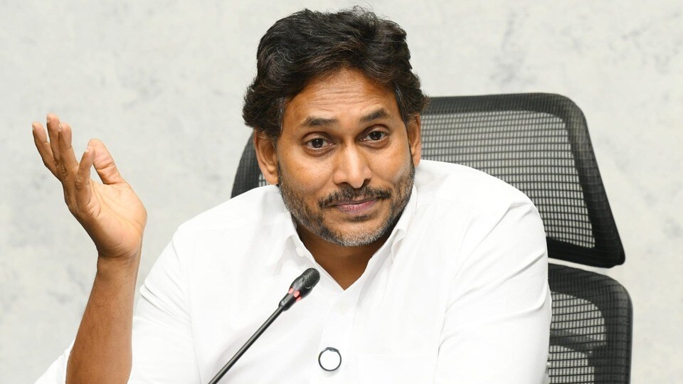 <p>పార్లమెంట్ ముందుకు అమరావతి చట్టబద్ధత బిల్లు వచ్చిన సమయంలో వైసీపీ అధినేత జగన్ మీడియా సమావేశం నిర్వహించారు. ఈ సందర్భంగా మావిగన్ అంటూ కొత్త విషయాన్ని తెరపైకి తెచ్చారు. దీంతో సోషల్ మీడియాలో ఈ విషయంపై రచ్చ రచ్చ అవుతుంది.</p>