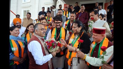 BJP national general secretary Tarun Chugh being welcomed by MP Anurag Thakur and other leaders in Mandi on Monday. (Birbal Sharma/HT) BJP national general secretary Tarun Chugh being welcomed by MP Anurag Thakur and other leaders in Mandi on Monday. (Birbal Sharma/HT)