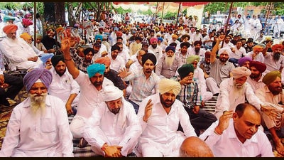 Congress workers participating in a farmers’ protest against land acquisition by GMADA outside PUDA Bhawan in Mohali. (HT Photo)