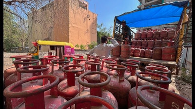 Workers unloading LPG cylinders in Sector 12 on Thursday. (Parveen Kumar/HT) Workers unloading LPG cylinders in Sector 12 on Thursday. (Parveen Kumar/HT)