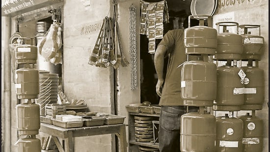 (Representative image) Small cylinders priced at <span class='webrupee'>₹</span>1,500 initially; distributors told to maintain stocks, submit daily records; industrial units roped in for awareness campaigns. (HT Archive)