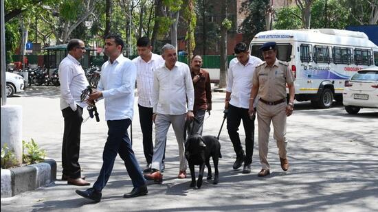 A Chandigarh Police team at the municipal corporation office in Sector 17 on Monday. Security was stepped up after the Punjab and Haryana secretariat and Chandigarh mayor’s office received a bomb threat on email. (Keshav Singh/HT)