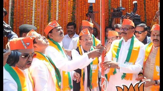 UP BJP chief Pankaj Chaudhary, deputy CM Brajesh Pathak and others hoisting party flag at Lucknow office on April 6. (HT photo)