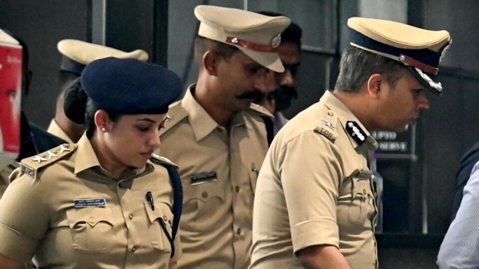 పోలీసు అధికారుల పర్యవేక్షణ