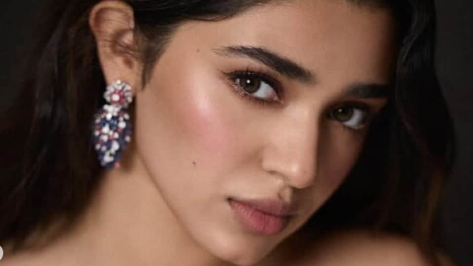 <p>ఆ భామనే కృతి శెట్టి. వరుస ఫ్లాప్ లతో సతమతమవుతున్న ఈ బ్యూటీకి ఇప్పుడు బంపరాఫర్ తగిలింది.</p>(instagram-Krithi Shetty)