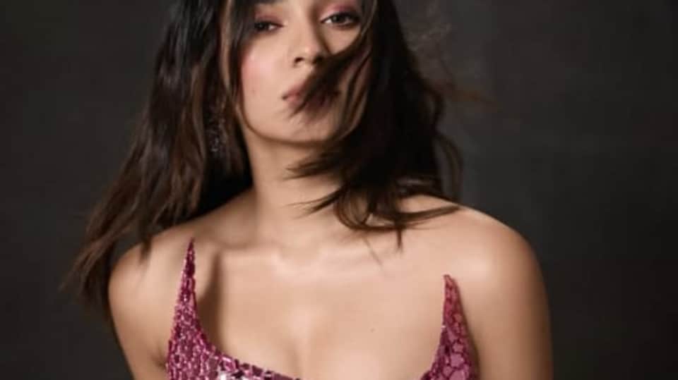 <p>ఈ హీరోయిన్ ఎవరో గుర్తుపట్టారా? తెలుగు, తమిళ, మలయాళంలో సినిమాలు చేస్తున్నా వరుస ఫ్లాప్ లు ఎదుర్కుంటోంది ఈ బ్యూటీ. </p>(instagram-Krithi Shetty)