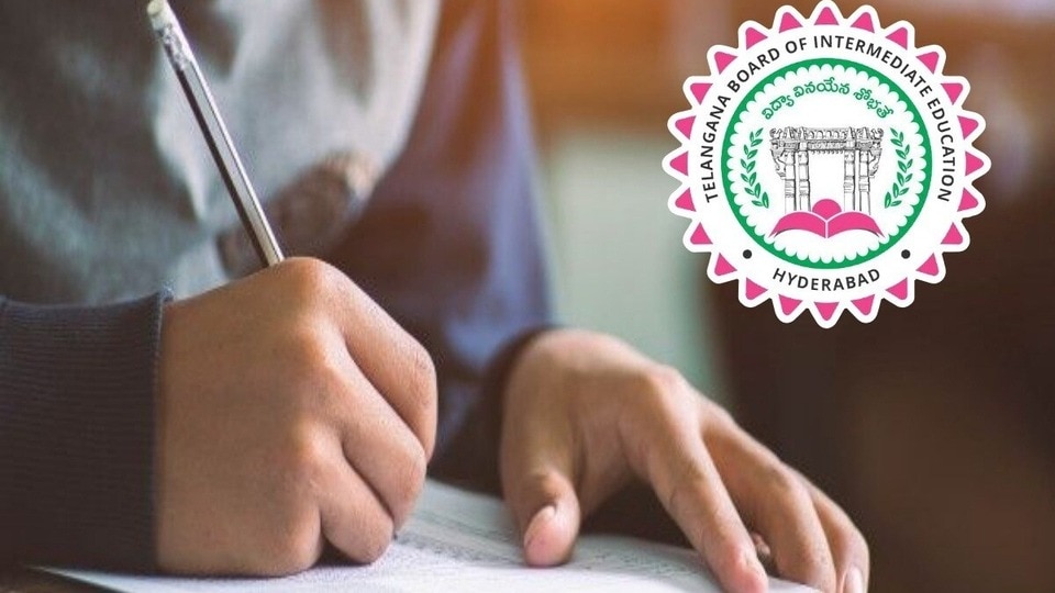<p>గతేడాదిలో చూస్తే… తెలంగాణలో ఇంటర్ పరీక్షల ఫలితాలు ఏప్రిల్ 22వ తేదీన విడుదలయ్యాయి. అయితే ఈసారి మాత్రం త్వరగానే ఫలితాలు అందుబాటులోకి రానున్నాయి. సాధ్యమైనంత త్వరగానే రిజల్ట్స్ ప్రకటించాలని ఇంటర్ బోర్డు భావిస్తోంది.</p>