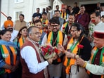BJP national general secretary Tarun Chugh being welcomed by MP Anurag Thakur and other leaders in Mandi on Monday. (Birbal Sharma/HT)