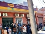 Two masked miscreants looted  <span class='webrupee'>₹</span>6 lakh from a Punjab National Bank branch on Mithapur Road in broad daylight on Monday.