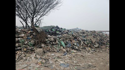 28 acres under HSVP turned into waste site; residents seek transfer to MCG for planned civic infrastructure. (HT) 28 acres under HSVP turned into waste site; residents seek transfer to MCG for planned civic infrastructure. (HT)