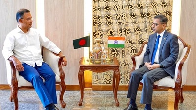 বাংলাদেশের প্রধানমন্ত্রী তারেক রহমানের সঙ্গে দেখা করলেন ঢাকায় নিযুক্ত ভারতের হাই কমিশনার প্রণয় বর্মা। ( Bangladesh PMO ) বাংলাদেশের প্রধানমন্ত্রী তারেক রহমানের সঙ্গে দেখা করলেন ঢাকায় নিযুক্ত ভারতের হাই কমিশনার প্রণয় বর্মা। ( Bangladesh PMO )