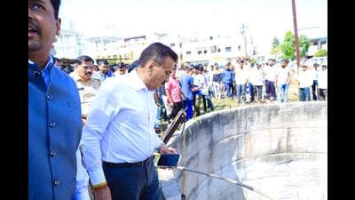 Following instructions from state cabinet Minister Girish Mahajan, Dindori Nagar Panchayat fully closed the water body. (HT) Following instructions from state cabinet Minister Girish Mahajan, Dindori Nagar Panchayat fully closed the water body. (HT)