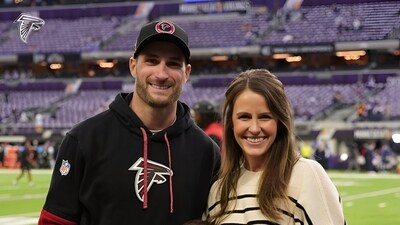 Kirk Cousins and Julie Cousins share a warm moment on the field, (Instagram) Kirk Cousins and Julie Cousins share a warm moment on the field, (Instagram)