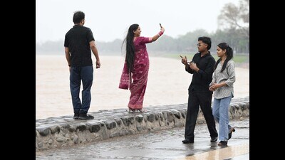 Met officials said that the IMD observatory in Sector 39 recorded 0.8 mm rain till 5:30 pm while by 8.30 pm, it went up to 5 mm. (HT File)