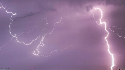 আবহাওয়া দফতরের পূর্বাভাস অনুযায়ী, আজ কলকাতা সহ দক্ষিণবঙ্গের সব জেলায় হালকা থেকে মাঝারি বৃষ্টি হতে পারে। (AFP) আবহাওয়া দফতরের পূর্বাভাস অনুযায়ী, আজ কলকাতা সহ দক্ষিণবঙ্গের সব জেলায় হালকা থেকে মাঝারি বৃষ্টি হতে পারে। (AFP)