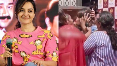 మంజు వారియర్ కు ఫ్యాన్ లిప్ కిస్ మంజు వారియర్ కు ఫ్యాన్ లిప్ కిస్