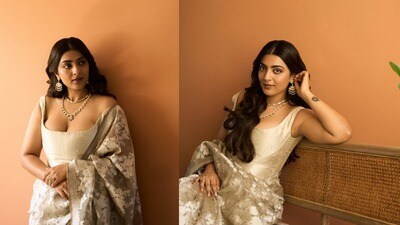 <p>ఇప్పుడు 31 ఏళ్ల వయసులో జైన్ ఖాన్ ఇలా కుర్రకారు మతి పోగొట్టేలా చేసిన ఫొటోషూట్ షాక్కు గురి చేస్తోంది. ఆమె నటించిన డెకాయిట్ మూవీ ఏప్రిల్ 10న థియేటర్లలోకి అడుగుపెట్టనుంది.</p> <p>ఇప్పుడు 31 ఏళ్ల వయసులో జైన్ ఖాన్ ఇలా కుర్రకారు మతి పోగొట్టేలా చేసిన ఫొటోషూట్ షాక్కు గురి చేస్తోంది. ఆమె నటించిన డెకాయిట్ మూవీ ఏప్రిల్ 10న థియేటర్లలోకి అడుగుపెట్టనుంది.</p>