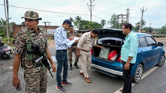 Security personnel check vehicles along National Highway 12 (NH 12) as part of election security measures, in Malda (PTI)