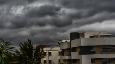 <p>బాపట్ల,పల్నాడు,మర్కాపురం,ప్రకాశం,నెల్లూరు,చిత్తూరు, తిరుపతి జిల్లాల్లో అక్కడక్కడ పిడుగులతో కూడిన తేలికపాటి వర్షాలు కురిసే సూచనలున్నాయి.</p> 