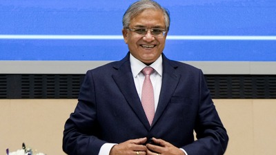 নির্বাচন কমিশনের তরফ থেকে সোশ্যাল মিডিয়ায় নজিরবিহীন ভাবে তৃণমূলের নাম নিয়ে পোস্ট করা হয়। (PTI) নির্বাচন কমিশনের তরফ থেকে সোশ্যাল মিডিয়ায় নজিরবিহীন ভাবে তৃণমূলের নাম নিয়ে পোস্ট করা হয়। (PTI)