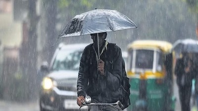 <p>ఏప్రిల్ 9వ తేదీన పలుచోట్ల తేలికపాటి నుంచి ఒక మోస్తారు వర్షాలు పడే అవకాశం ఉంది.కొత్తగూడెం, ఖమ్మం, నల్గొండ, సూర్యాపేట జిల్లాల్లో ఉరుములు, మెరుపులు, ఈదురుగాలులతో కూడిన వర్షాలు పడే అవకాశం ఉంది. ఈ జిల్లాలకు ఎల్లో హెచ్చరికలు జారీ అయ్యాయి.<br> </p> 