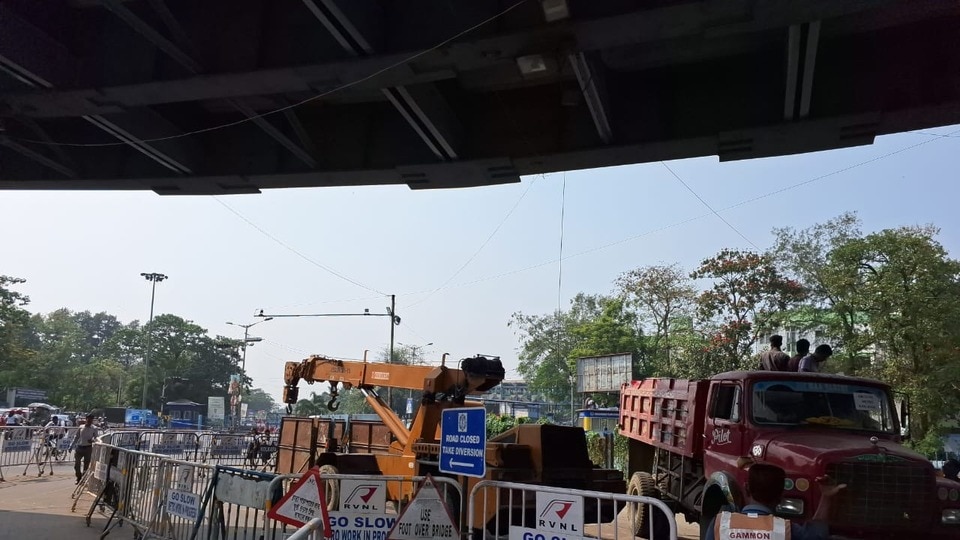 চিংড়িঘাটায় মেট্রোর কাজের জন্য দুটি সপ্তাহান্তের ছাড়পত্র দিল পুলিশ। (ছবিটি প্রতীকী, সৌজন্যে Metro Railways)