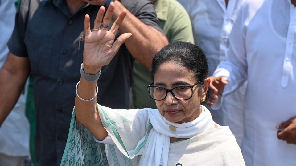 মনোনয়নপত্র জমা দেওয়ার পথে মুখ্যমন্ত্রী মমতা বন্দ্যোপাধ্যায়। (ছবি সৌজন্যে, সমীর জানা/হিন্দুস্তান টাইমস)