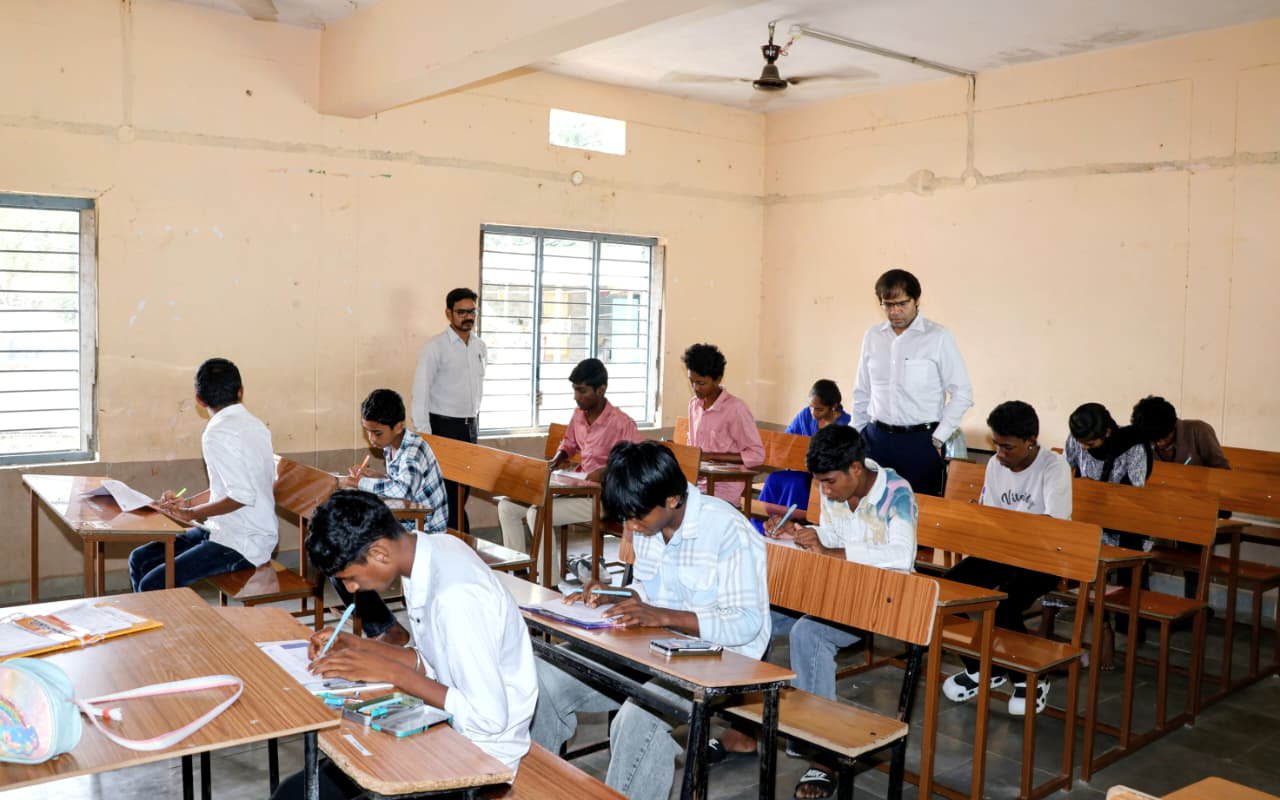 <p>తెలంగాణ పదో తరగతి వార్షిక పరీక్షలు కొనసాగుతున్నాయి. ప్రతి పరీక్షకు మధ్యలో మూడు నుంచి నాలుగు రోజుల పాటు గడువు ఇచ్చారు. ఏప్రిల్ 16వ తేదీ నాటికి అన్ని సబ్జెక్టులు పూర్తవుతాయి. </p> <p>తెలంగాణ పదో తరగతి వార్షిక పరీక్షలు కొనసాగుతున్నాయి. ప్రతి పరీక్షకు మధ్యలో మూడు నుంచి నాలుగు రోజుల పాటు గడువు ఇచ్చారు. ఏప్రిల్ 16వ తేదీ నాటికి అన్ని సబ్జెక్టులు పూర్తవుతాయి. </p>