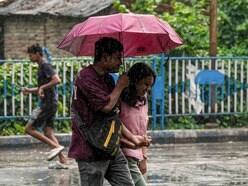 পশ্চিমবঙ্গের বিভিন্ন জেলায় ঝড় চলবে আজও। বৃষ্টি হবে। (ছবিটি প্রতীকী, সৌজন্যে পিটিআই)