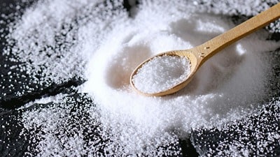 ১. লবণ (Salt): লবণকে জ্যোতিষশাস্ত্রে চন্দ্র এবং শুক্রের সাথে যুক্ত করা হয়। আবার এটি নেতিবাচক শক্তি শোষণের ক্ষমতা রাখে বলে একে রাহু-কেতুর সাথেও তুলনা করা হয়। বিশ্বাস করা হয় যে, লবণ সরাসরি কারো হাতে দিলে সেই ব্যক্তির সাথে আপনার বিবাদ হওয়ার সম্ভাবনা থাকে। তাই লবণ দেওয়ার সময় সবসময় টেবিল বা কোনো পাত্রে রাখুন। ১. লবণ (Salt): লবণকে জ্যোতিষশাস্ত্রে চন্দ্র এবং শুক্রের সাথে যুক্ত করা হয়। আবার এটি নেতিবাচক শক্তি শোষণের ক্ষমতা রাখে বলে একে রাহু-কেতুর সাথেও তুলনা করা হয়। বিশ্বাস করা হয় যে, লবণ সরাসরি কারো হাতে দিলে সেই ব্যক্তির সাথে আপনার বিবাদ হওয়ার সম্ভাবনা থাকে। তাই লবণ দেওয়ার সময় সবসময় টেবিল বা কোনো পাত্রে রাখুন।