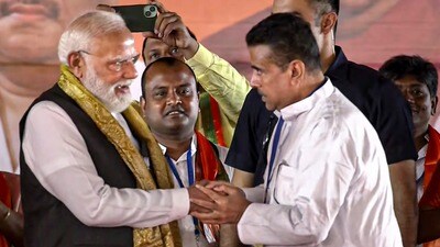 হলদিয়ার জনসভায় শুভেন্দু অধিকারীর সঙ্গে নরেন্দ্র মোদী। (ছবি সৌজন্যে পিটিআই) হলদিয়ার জনসভায় শুভেন্দু অধিকারীর সঙ্গে নরেন্দ্র মোদী। (ছবি সৌজন্যে পিটিআই)