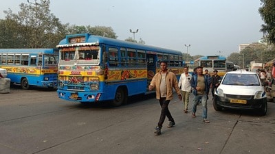 অটোর ভাড়া বাড়তেই বাসমুখী যাত্রীরা অটোর ভাড়া বাড়তেই বাসমুখী যাত্রীরা