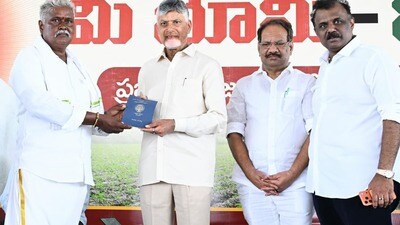 రైతుకు పట్టాదారు పాస్ బుక్ అందజేస్తున్న సీఎం చంద్రబాబు రైతుకు పట్టాదారు పాస్ బుక్ అందజేస్తున్న సీఎం చంద్రబాబు