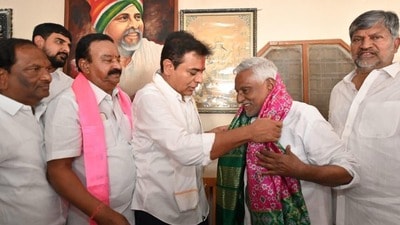జీవన్ రెడ్డిని బీఆర్ఎస్ పార్టీలోకి ఆహ్వానించిన కేటీఆర్ జీవన్ రెడ్డిని బీఆర్ఎస్ పార్టీలోకి ఆహ్వానించిన కేటీఆర్