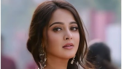 <p>అనుష్క శెట్టి రెండో స్థానంలో ఉంది. అనుష్క దక్షిణాదిలో పలు హిట్ సినిమాల్లో నటించింది కానీ బాహుబలి సినిమాతో ప్రపంచవ్యాప్తంగా గుర్తింపు పొందింది. ఆమె నికర సంపద రూ.135 కోట్లు.</p> (instagram) <p>అనుష్క శెట్టి రెండో స్థానంలో ఉంది. అనుష్క దక్షిణాదిలో పలు హిట్ సినిమాల్లో నటించింది కానీ బాహుబలి సినిమాతో ప్రపంచవ్యాప్తంగా గుర్తింపు పొందింది. ఆమె నికర సంపద రూ.135 కోట్లు.</p> (instagram)
